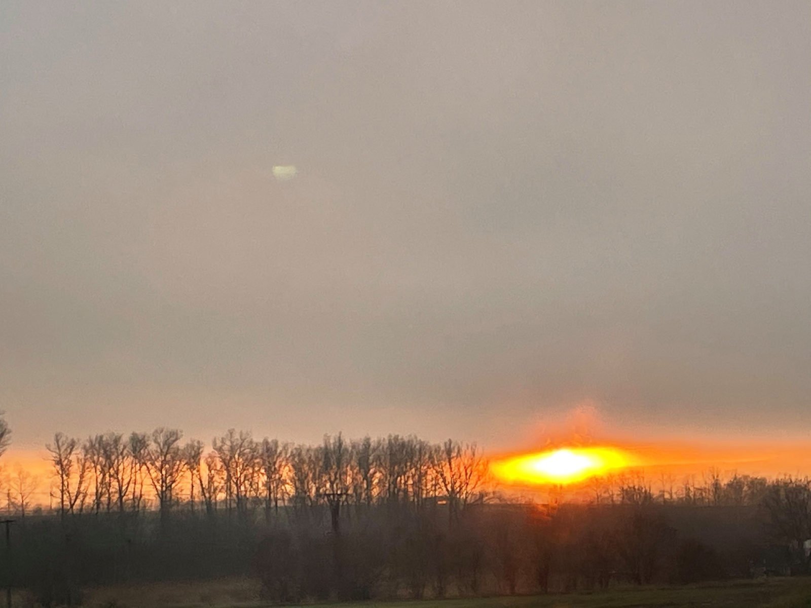 Slunce zapadá, vychází měsíc v úplňku… Kulisy tišnovského loučení s Karlem Vachkem. Foto: Adéla Komrzý